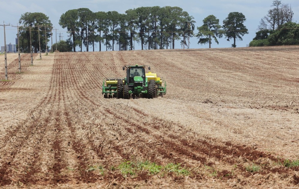 Produtores rurais aproveitaram o tempo ensolarado para começar a colheita de soja em Campo Mourão, na Região Centro-Oeste do Paraná