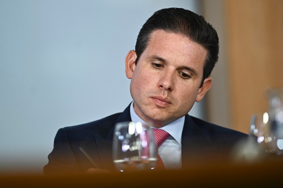 Hugo Motta aparentemente pensativo, sentado em frente a uma mesa no Palácio do Planalto