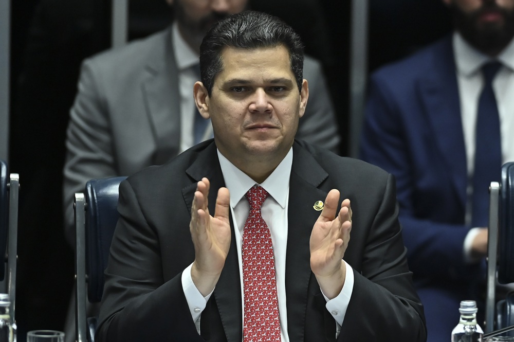 Governo tem legitimidade para tomar decisão, diz Alcolumbre sobre IOF