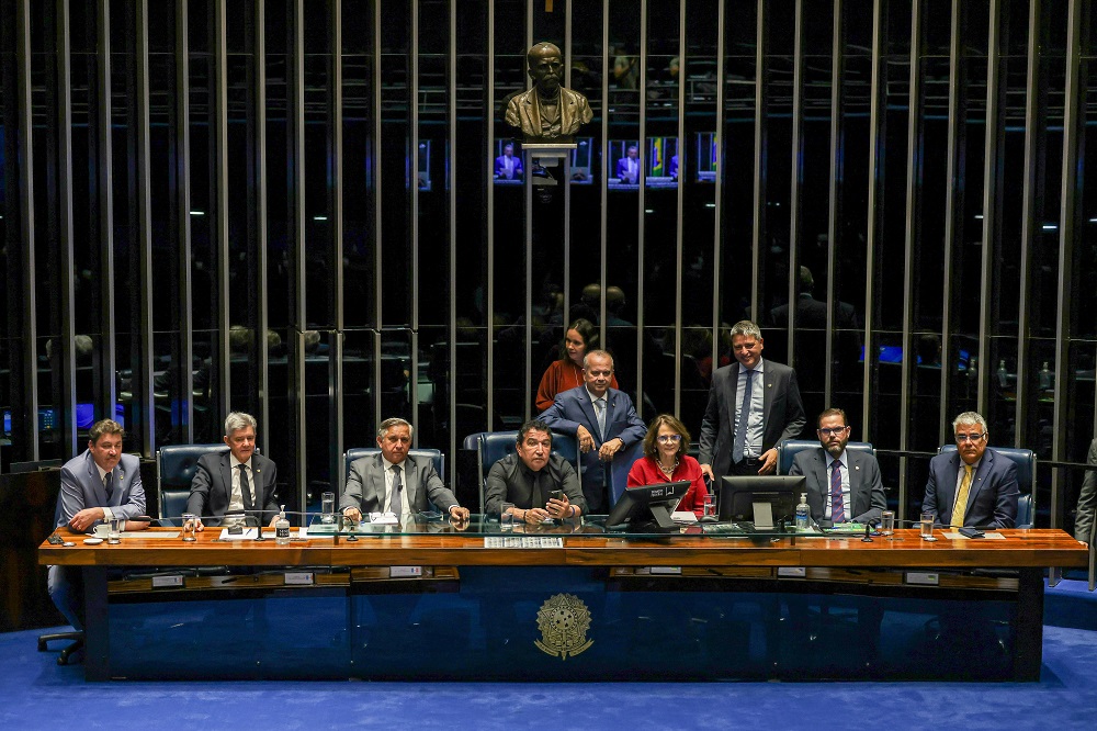 Oposição ocupa mesas da Câmara e do Senado em protesto contra prisão de Bolsonaro