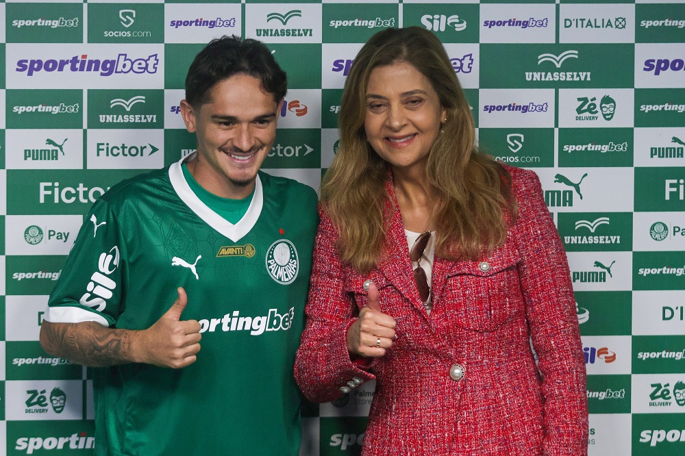 Khellven celebra chegada ao Palmeiras: ‘Voltei a um gigante e estou ansioso para estrear’