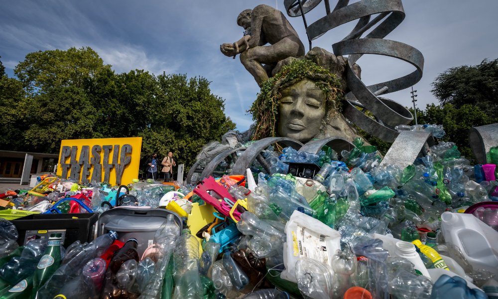 Uma obra de arte do artista, ativista e fotógrafo canadense Benjamin Von Wong, intitulada "The Thinker's Burden" (O Fardo do Pensador), uma releitura escultural de 6 metros de altura do icônico "Pensador" de Rodin, que está sendo criada para as negociações do Tratado sobre Plásticos, é vista em frente aos Escritórios das Nações Unidas em Genebra, em 4 de agosto de 2025. Os negociadores tentarão novamente chegar a um pacto global sobre a poluição plástica nas negociações que começam de 5 a 14 de agosto de 2025 em Genebra, mas enfrentam profundas divisões sobre como lidar com os riscos à saúde e ao meio ambiente. (Foto de Fabrice COFFRINI / AFP) / USO RESTRITO AO EDITORIAL - MENÇÃO OBRIGATÓRIA DO ARTISTA NO MOMENTO DA PUBLICAÇÃO - PARA ILUSTRAÇÃO DO EVENTO, CONFORME ESPECIFICADO NA LEGENDA