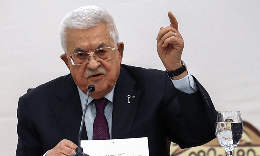 O presidente da Autoridade Palestina, Mahmoud Abbas, discursa durante a 32ª sessão do Conselho Central da Organização para a Libertação da Palestina (OLP), em Ramallah, em 23 de abril de 2025. O presidente palestino, Mahmud Abbas, instou o Hamas a libertar todos os reféns em Gaza, afirmando que a prisão deles fornecia a Israel "desculpas" para atacar o território, enquanto equipes de resgate recuperavam corpos carbonizados de um ataque israelense. (Foto de Zain JAAFAR / AFP)