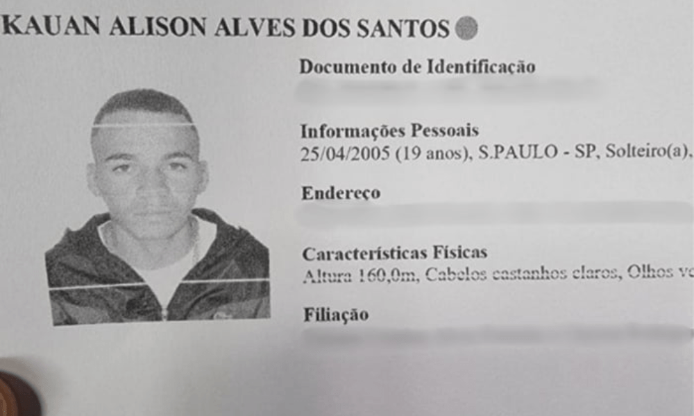 O acusado é Kauan Alison Alves dos Santos, de 20 anos, que está foragido.