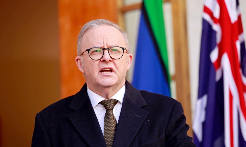 O primeiro-ministro australiano, Anthony Albanese, discursa durante uma coletiva de imprensa em Canberra, em 11 de agosto de 2025. A Austrália reconhecerá o Estado palestino na Assembleia Geral da ONU em setembro, disse o primeiro-ministro Anthony Albanese em 11 de agosto. (Foto de Hilary Wardhaugh / AFP)