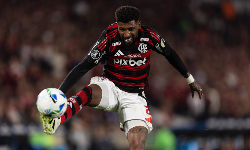 EMERSON ROYAL do Flamengo controla a bola durante a partida entre Flamengo e Internacional como parte da Copa CONMEBOL Libertadores 2025 no Estádio do Maracanã em 13 de agosto de 2025 no Rio de Janeiro, Brasil. 13/08/2025 - Foto: RUANO CARNEIRO/FOTOARENA/FOTOARENA/ESTADÃO CONTEÚDO