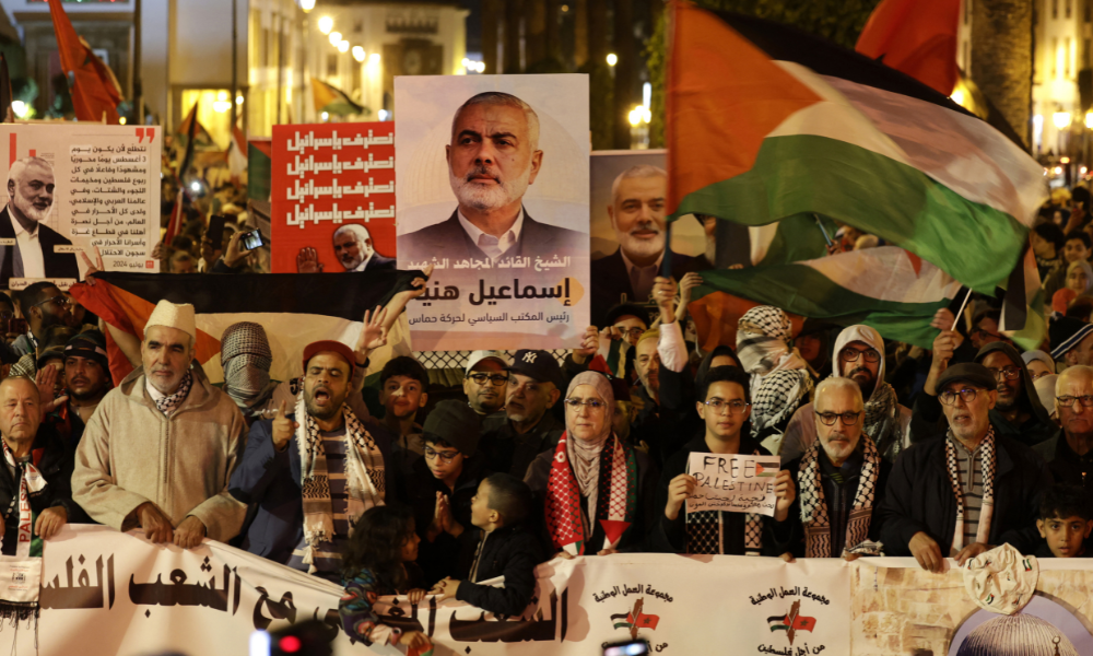 Pessoas erguem cartazes com fotos do líder político palestino do Hamas, Ismail Haniyeh, assassinado, enquanto participam de um comício que marca as comemorações anuais do Dia de Quds (Dia de Jerusalém) em Rabat, no final de 28 de março de 2025. O Dia de Quds é comemorado em apoio aos palestinos anualmente na última sexta-feira do mês sagrado muçulmano do Ramadã, por uma iniciativa do falecido líder revolucionário iraniano, o aiatolá Ruhollah Khomeini. (Foto de Abdel Majid BZIOUAT / AFP)