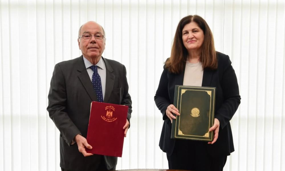 A Ministra das Relações Exteriores da Palestina, Senhora Varsen Aghabekian Shaheen, foi recebida pelo Ministro das Relações Exteriores do Brasil, Mauro Vieira, e pela Secretária-Geral das Relações Exteriores, Embaixadora Maria Laura da Rocha, no Palácio do Itamaraty. Durante o encontro, o Ministro Vieira reafirmou o compromisso do Brasil com a solução pacífica do conflito e a defesa da solução de dois Estados. Após a reunião com o Ministro Vieira, a Ministra Varsen Aghabekian Shaheen participou de consultas políticas com a Secretária-Geral Embaixadora Maria Laura da Rocha. Durante as discussões, Palestina e Brasil abordaram diferentes meios para ampliar a cooperação bilateral em áreas como agricultura e educação, além do apoio brasileiro à Palestina em diversas organizações internacionais.