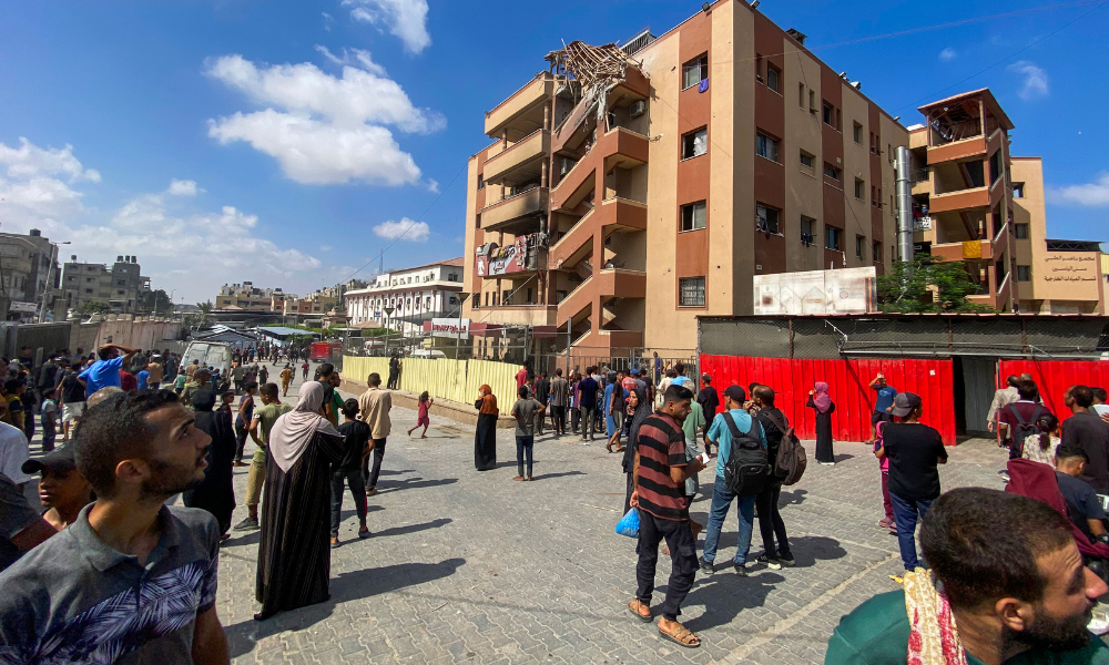 Palestinos se reúnem em frente ao hospital Nasser em Khan Yunis, no sul da Faixa de Gaza, em 25 de agosto de 2025, após ataques israelenses. A agência de defesa civil de Gaza informou que os ataques israelenses ao hospital mataram pelo menos 15 pessoas em 25 de agosto, incluindo quatro jornalistas e um membro da defesa civil. (Foto: AFP)