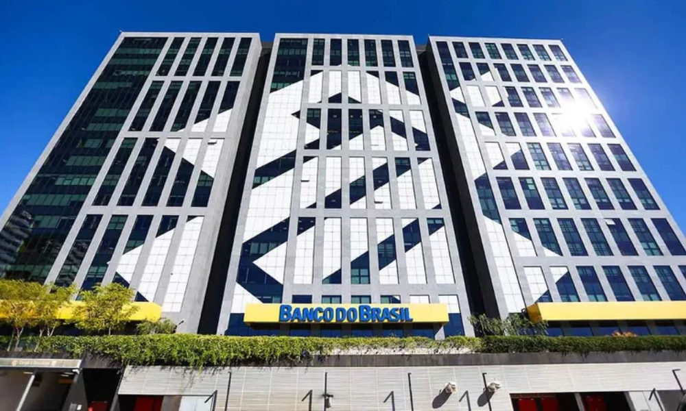 Banco do Brasil denuncia Eduardo Bolsonaro por fake news à AGU após vídeo prevendo falência
