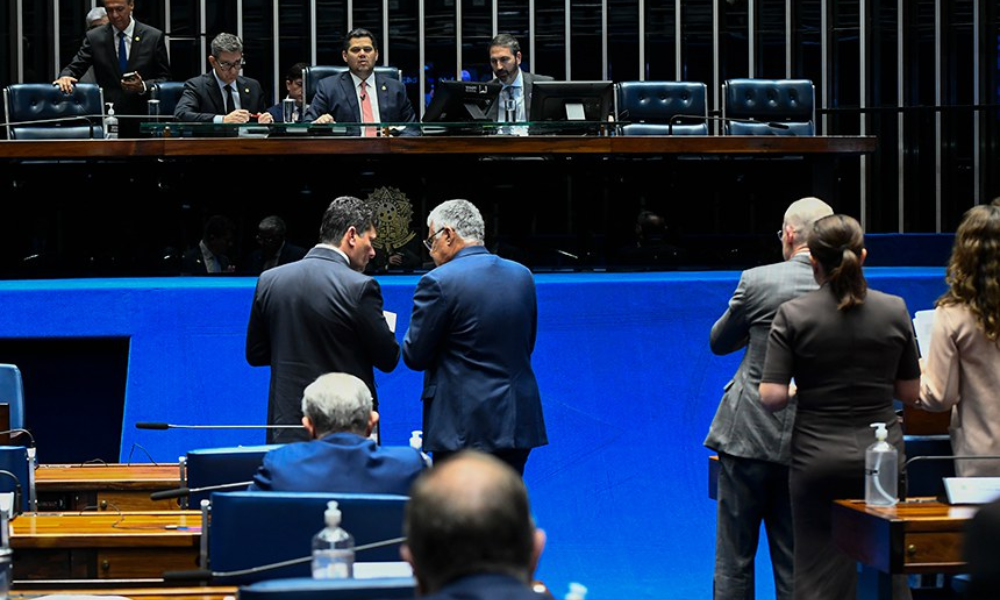 Na presidência, Davi transmitiu informação durante sessão desta terça Fonte: Agência Senado