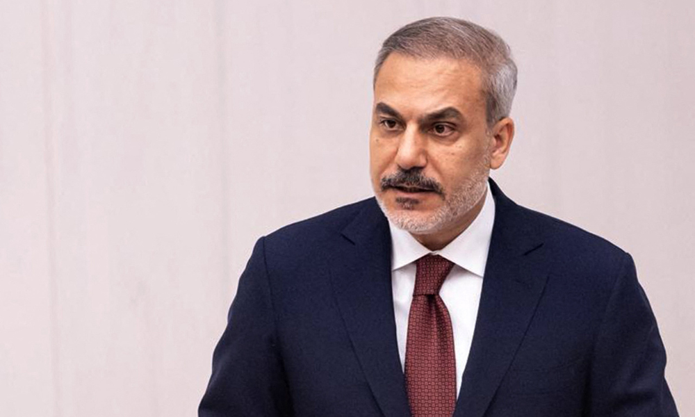 Esta fotografia, tirada e divulgada pelo Ministério das Relações Exteriores da Turquia em 29 de agosto de 2025, em Ancara, mostra o Ministro das Relações Exteriores da Turquia, Hakan Fidan, discursando na Grande Assembleia Nacional da Turquia. O principal diplomata turco afirmou, em 29 de agosto, que Ancara havia fechado seus portos e espaço aéreo para navios e aviões israelenses, com uma fonte diplomática informando à AFP que a proibição se aplicava a voos "oficiais".