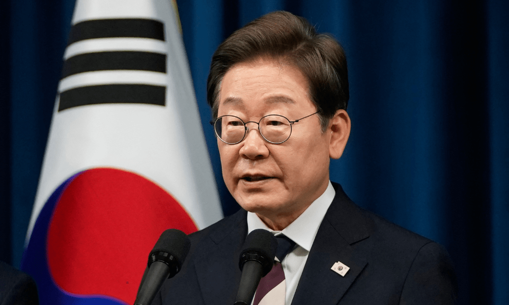 O presidente da Coreia do Sul, Lee Jae-myung, fala durante uma coletiva de imprensa no gabinete presidencial em Seul, em 4 de junho de 2025. (Foto de Ahn Young-joon / POOL / AFP)