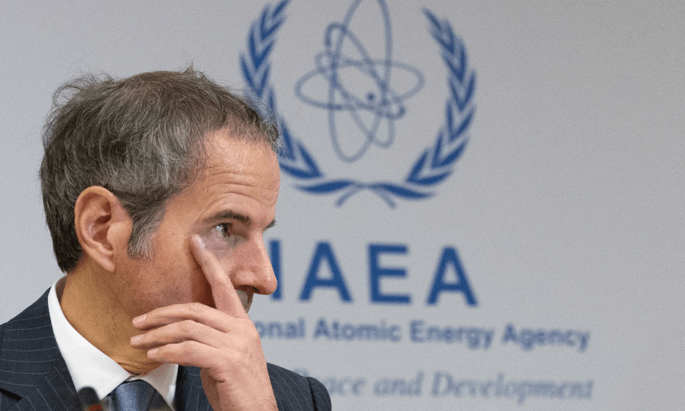 Claro! Aqui está a tradução para o português: **"O diretor-geral da Agência Internacional de Energia Atômica (AIEA), Rafael Grossi, participa de uma reunião extraordinária do Conselho de Governadores da agência na sede em Viena, Áustria, em 23 de junho de 2025."** *(Foto de Joe Klamar / AFP)*