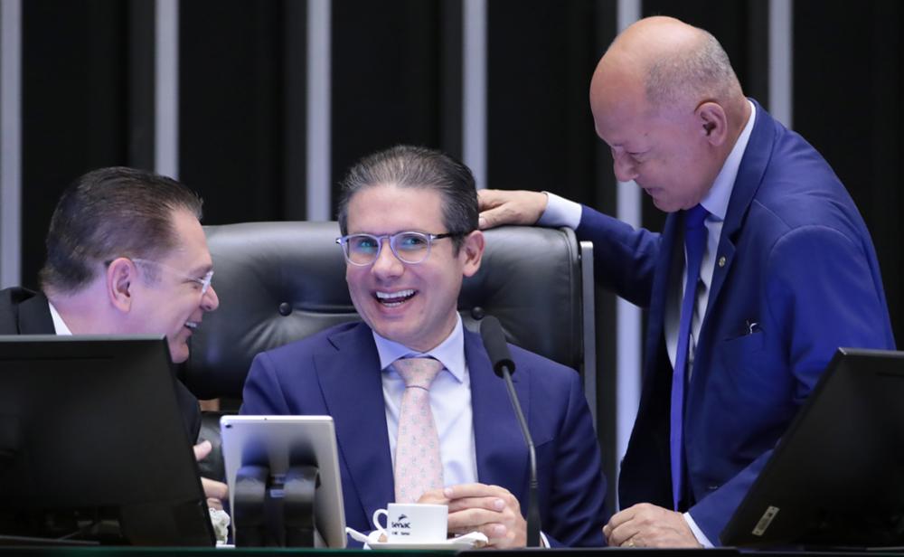 O deputado federal Hugo Motta, presidente da Câmara, conversa com outros parlamentares