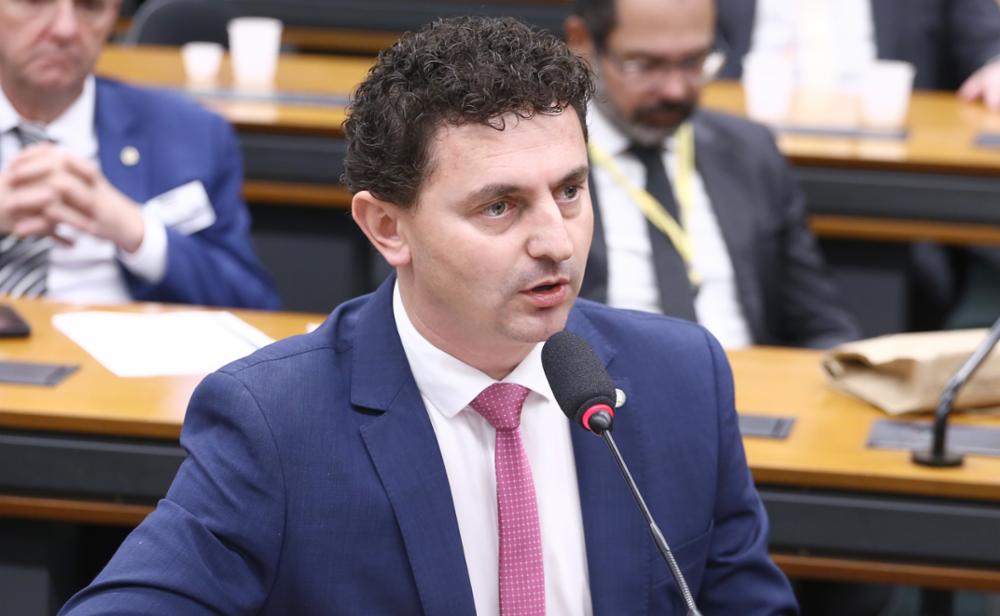 O deputado Pezenti participa de audiência pública sobre a facilitação da contratação temporária de trabalhadores rurais