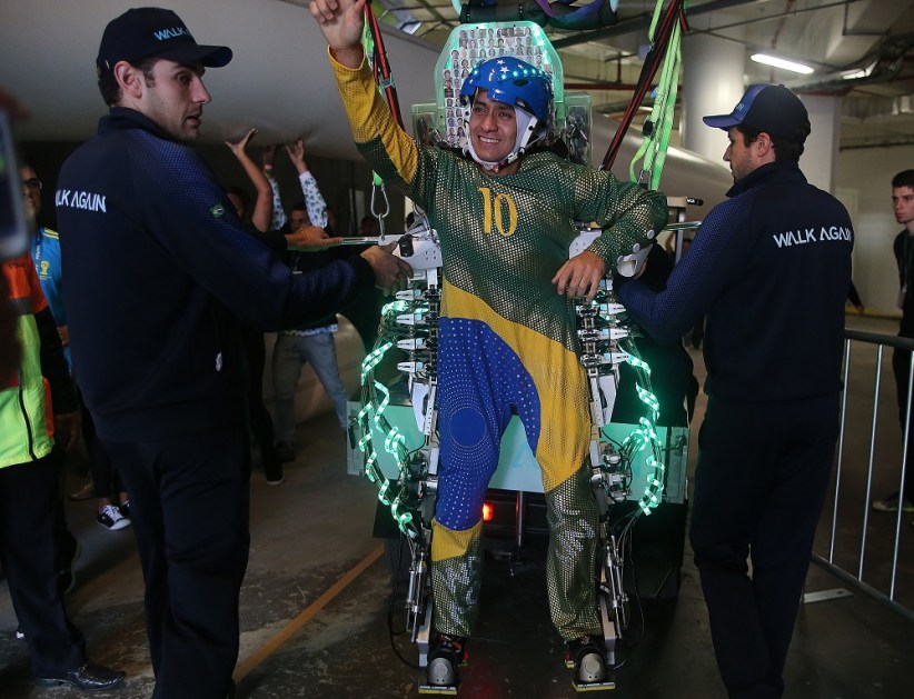Juliano Pinto, de 29 anos, que é paraplégico, deu um "chute simbólico" em uma bola de futebol na abertura da Copa do Mundo, na Arena Corinthians
