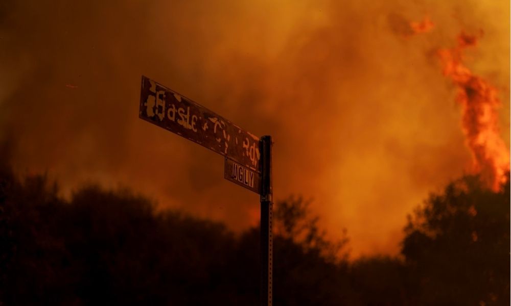 Incêndio florestal se propaga em Los Angeles e obriga condados a serem evacuados
