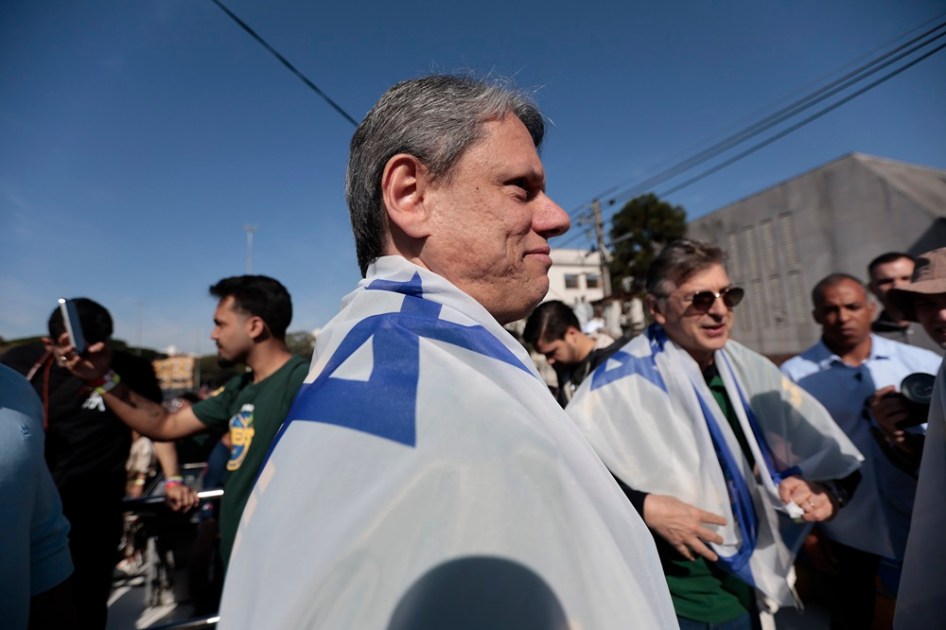 Tarcísio de Freitas usa a bandeira de Israel nos ombros durante a 33ª Edição da Marcha para Jesus