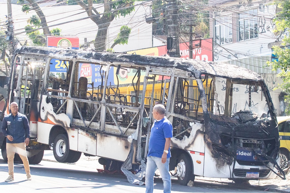 Traficantes sequestram ônibus e incendeiam veículo na Ilha do Governador após operação policial