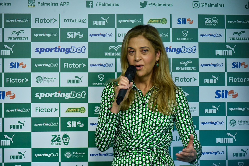 Provocação ao Corinthians? Ao lado de Carlos Miguel, Leila Pereira diz que Palmeiras ‘honra seus compromissos’