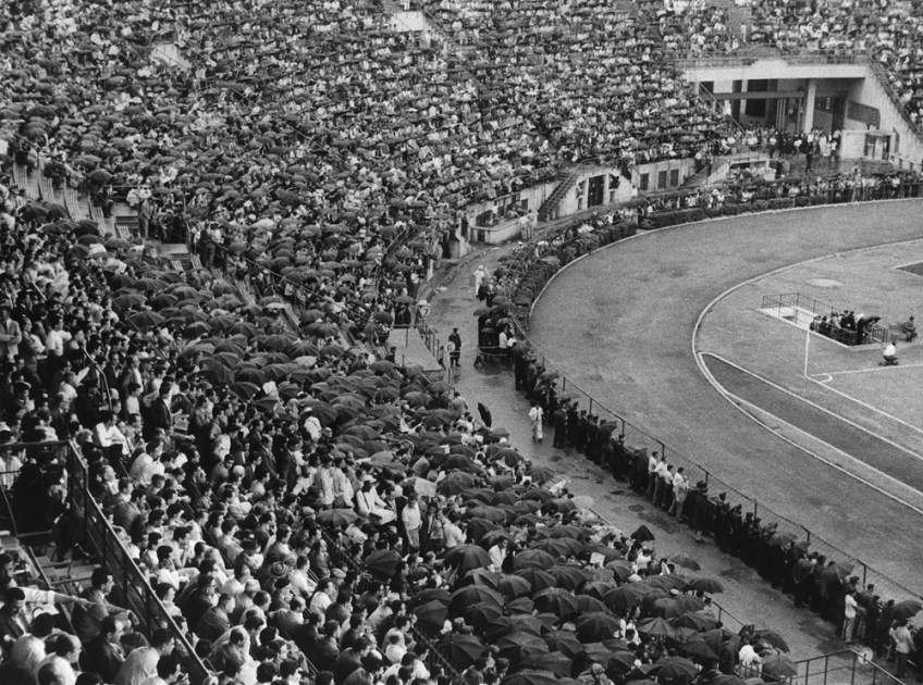 Espectadores assistem ao clássico Palmeiras e Santos sob chuva, pelo Campeonato Pauliscorinth