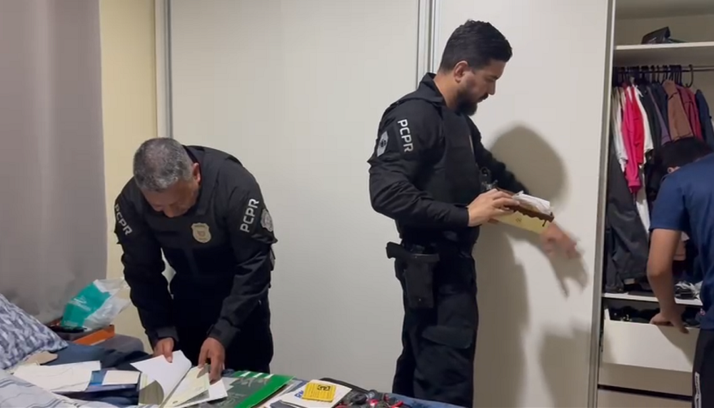 Agentes da Polícia Civil do Paraná fazem buscas em casa de suspeito de integrar quadrilha que aplicava golpe do falso financiamento imobiliário