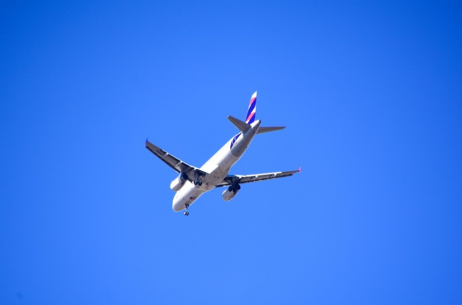 Avião comercial sobrevoa a região oeste da cidade de São Paulo