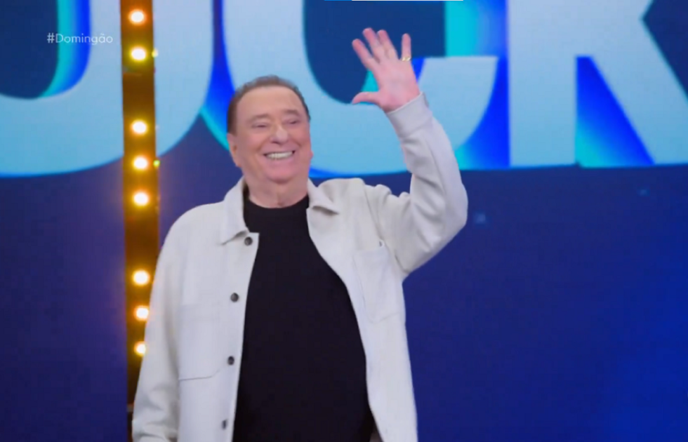 Raul Gil adentra o palco do programa "Domingão com o Huck"