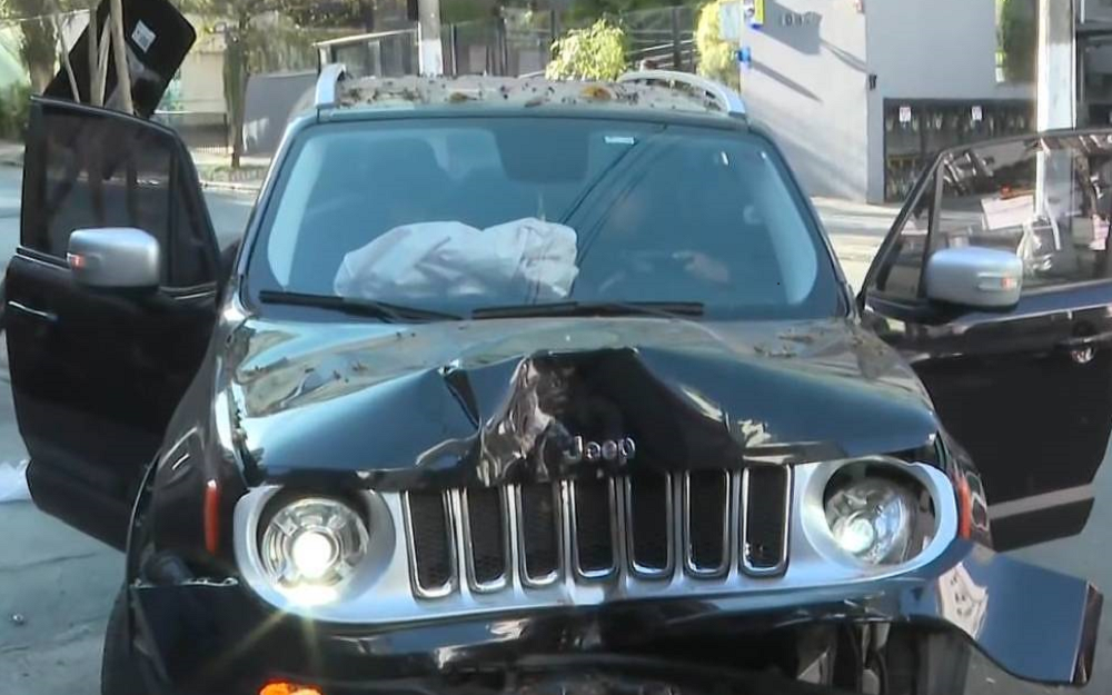 Jeep Renegade destruído após acidente na rua Joaquim Távora, na Vila Mariana, zona sul de São Paulo