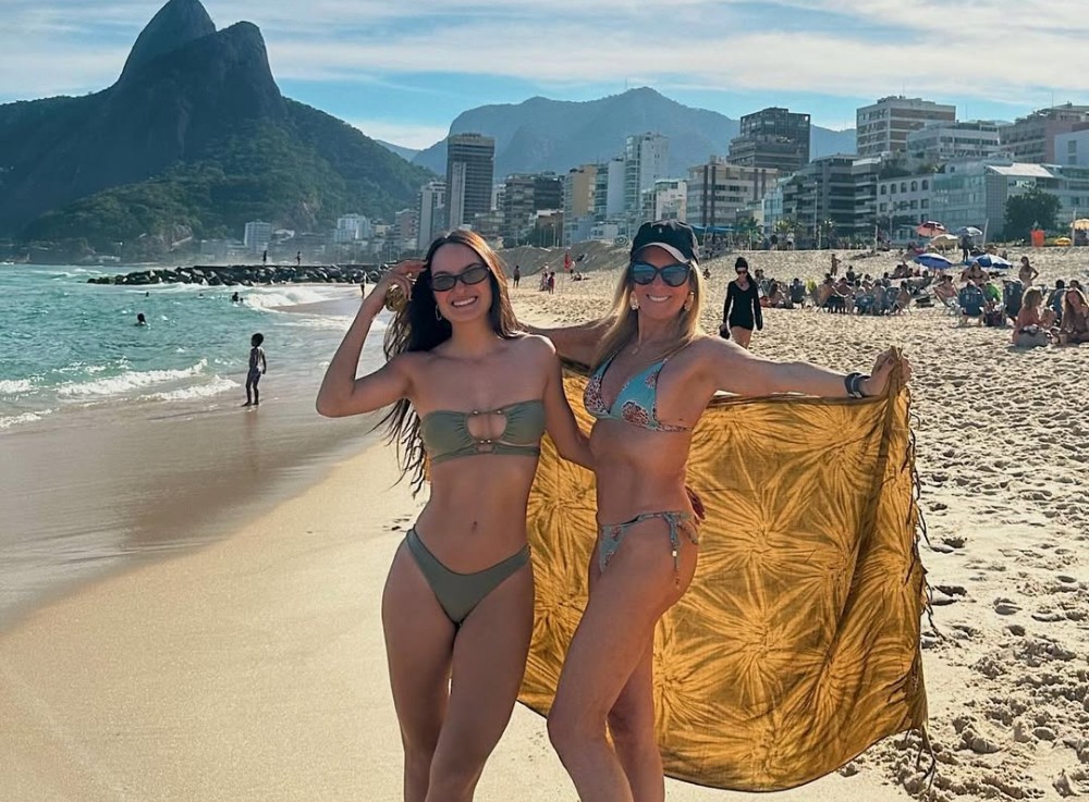 Helô Pinheiro, a eterna ‘Garota de Ipanema’, posa de biquíni com sua neta na praia