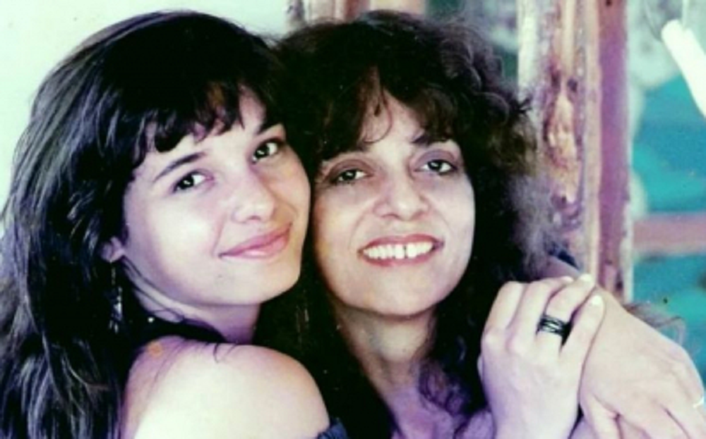 Daniella Perez abraçada com Gloria Perez