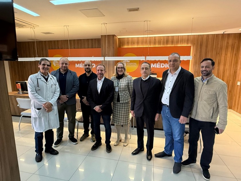 Dr. Luiz Carlos Zamarco em meio a toda diretoria técnica e administrativa do Hospital Saint Patrick, em visita à unidade, acompanhado da Dra. Elizabete Michelete, superintendente do Hospital do Servidor Público