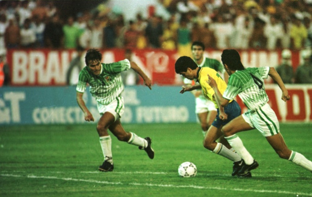 Bebeto parte com a bola dominada em jogo contra a Bolívia, no Recife, pelas Eliminatóriaa da Copa do Mundo de 1994