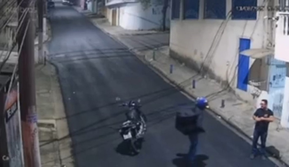 Homem não consegue tirar aliança do dedo e é baleado por assaltante na Grande SP