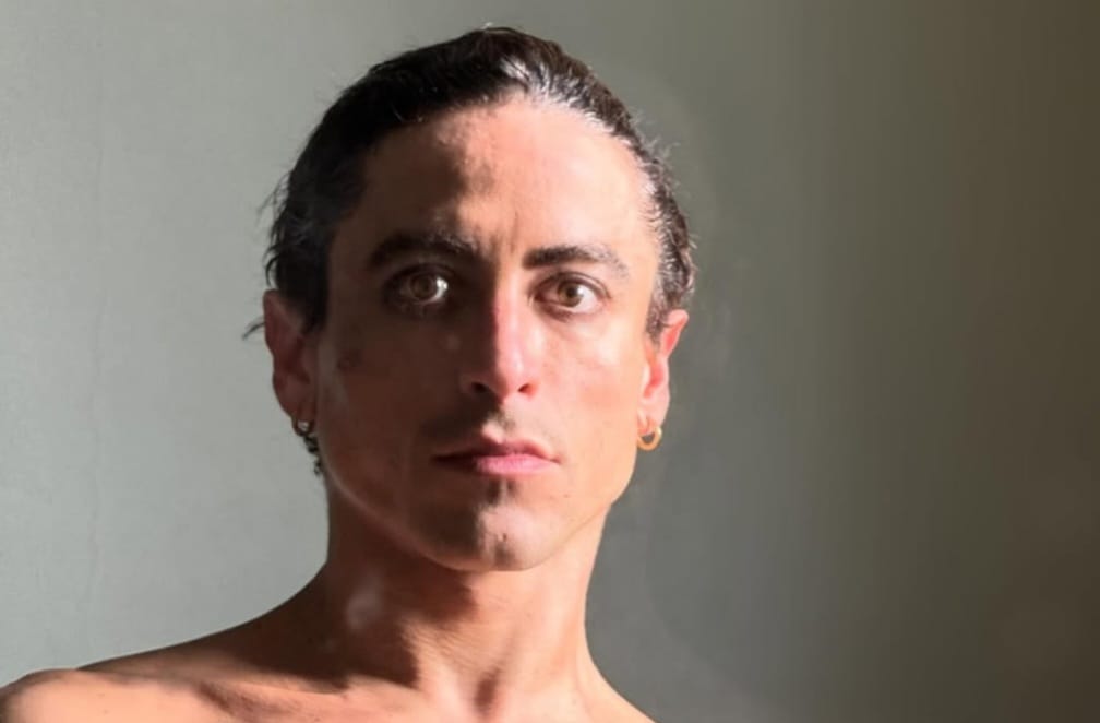 Jesuíta Barbosa impressiona seguidores com foto em que aparece completamente nu