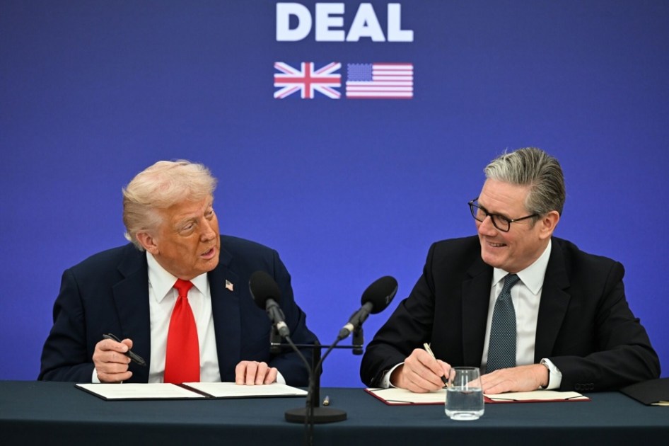 O primeiro-ministro britânico, Keir Starmer (à direita), e o presidente dos EUA, Donald Trump (à esquerda), assinam o Acordo de Prosperidade Tecnológica durante uma recepção empresarial em Chequers, a residência de campo do primeiro-ministro em Aylesbury, Grã-Bretanha, em 18 de setembro de 2025. O presidente Trump está em sua segunda visita de Estado ao Reino Unido. (Reino Unido) EFE/EPA/CHRIS J. RATCLIFFE / POOL
