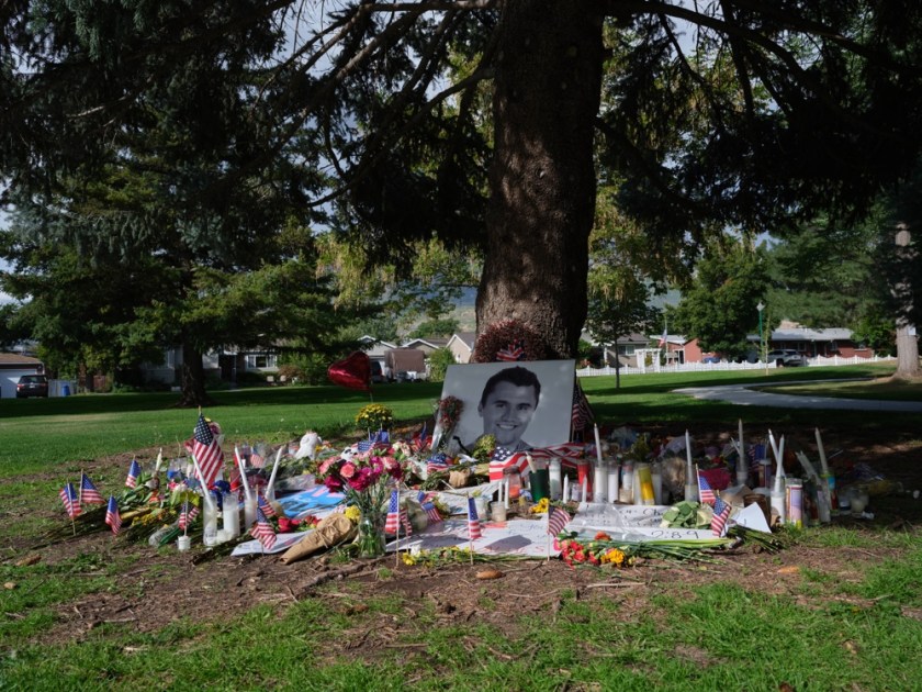 Flores, velas e mensagens foram deixadas sob uma árvore ao lado da foto do ativista político conservador Charlie Kirk