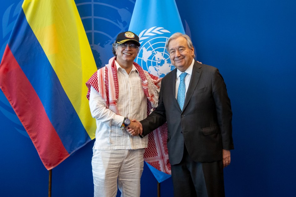 O secretário-geral da ONU, António Guterres (d), cumprimenta o presidente da Colômbia, Gustavo Petro, durante reunião na sede do organismo internacional