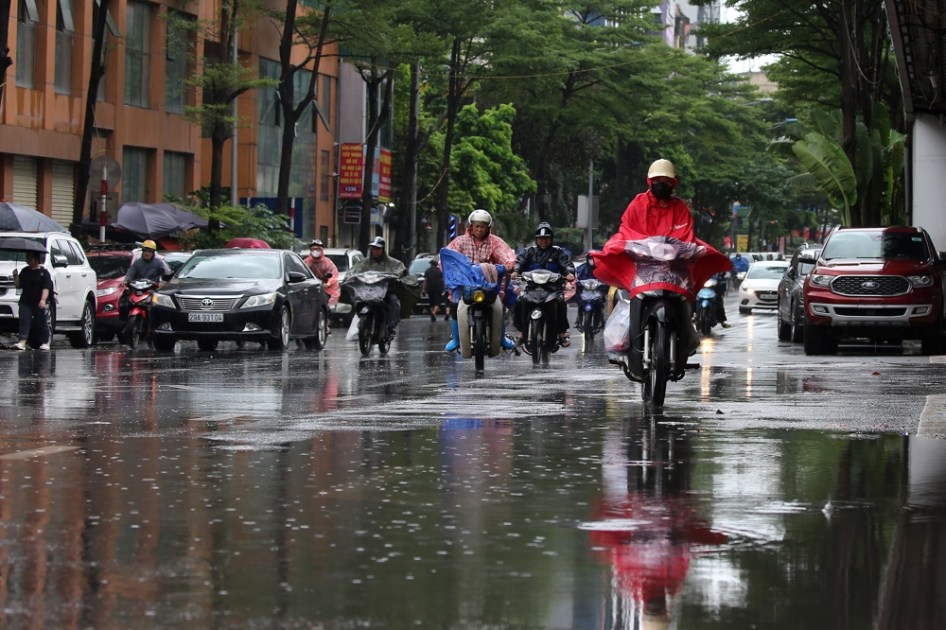 Pessoas andam de moto na chuva em Hanói, 29 de setembro de 2025. Treze pessoas foram mortas e várias desaparecidas quando o Tufão Bualoi atingiu o Vietnã, segundo a mídia estatal. EFE/EPA/LUONG THAI LINH