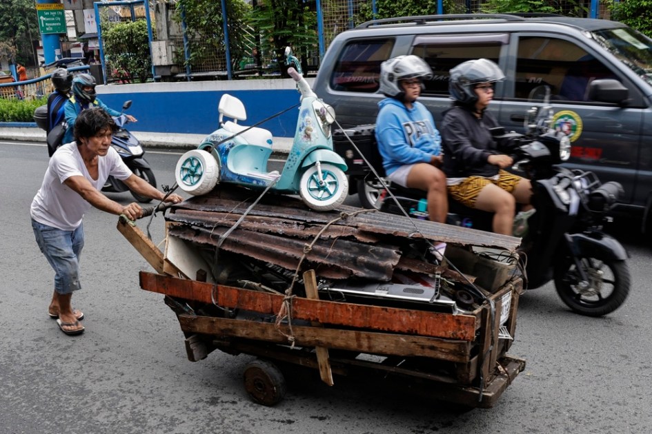 Um coletor de itens descartados e materiais de construção empurra um carrinho ao longo de uma estrada na cidade de Mandaluyong, Metro Manila, Filipinas, 30 de setembro de 2025. O Banco Asiático de Desenvolvimento (ADB) reduziu sua previsão de crescimento para as Filipinas de 6% para 5,6% para o ano de 2025 e de 6,1% para 5,7% para o ano de 2026, revelou o relatório Asian Development Outlook (ADO) de setembro de 2025. (Filipinas) EFE/EPA/ROLEX DELA PENA