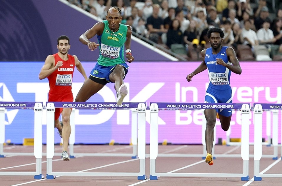 Alison dos Santos compete nas eliminatórias dos 400 m com barreiras masculino no Mundial de Atletismo de 2025, em Tóquio