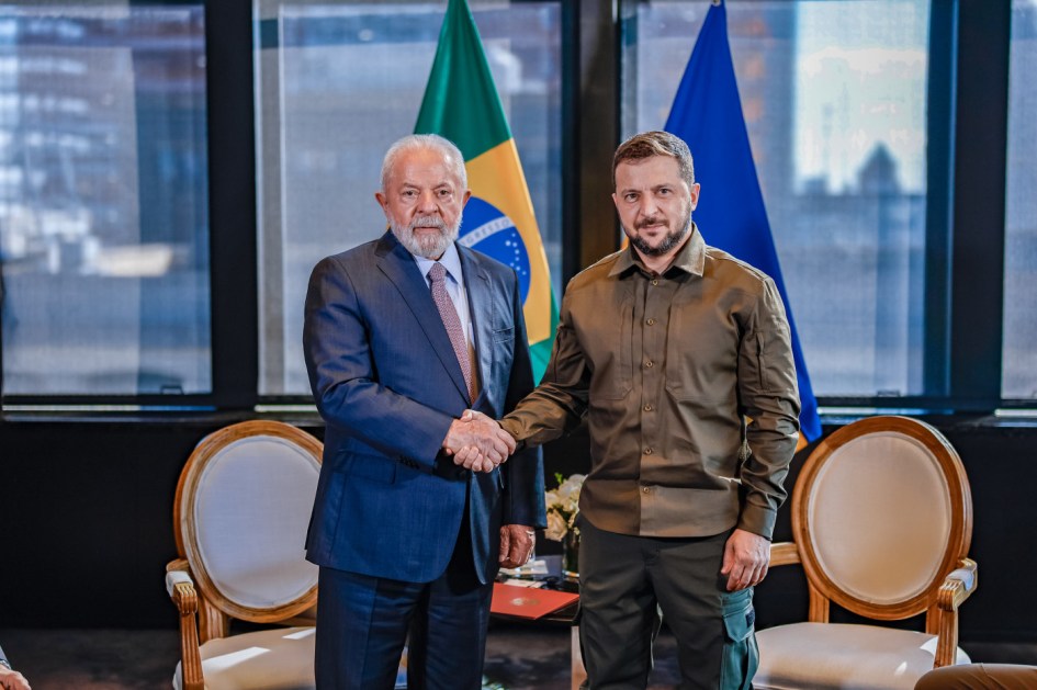 Lula e Zelensky dão as mãos