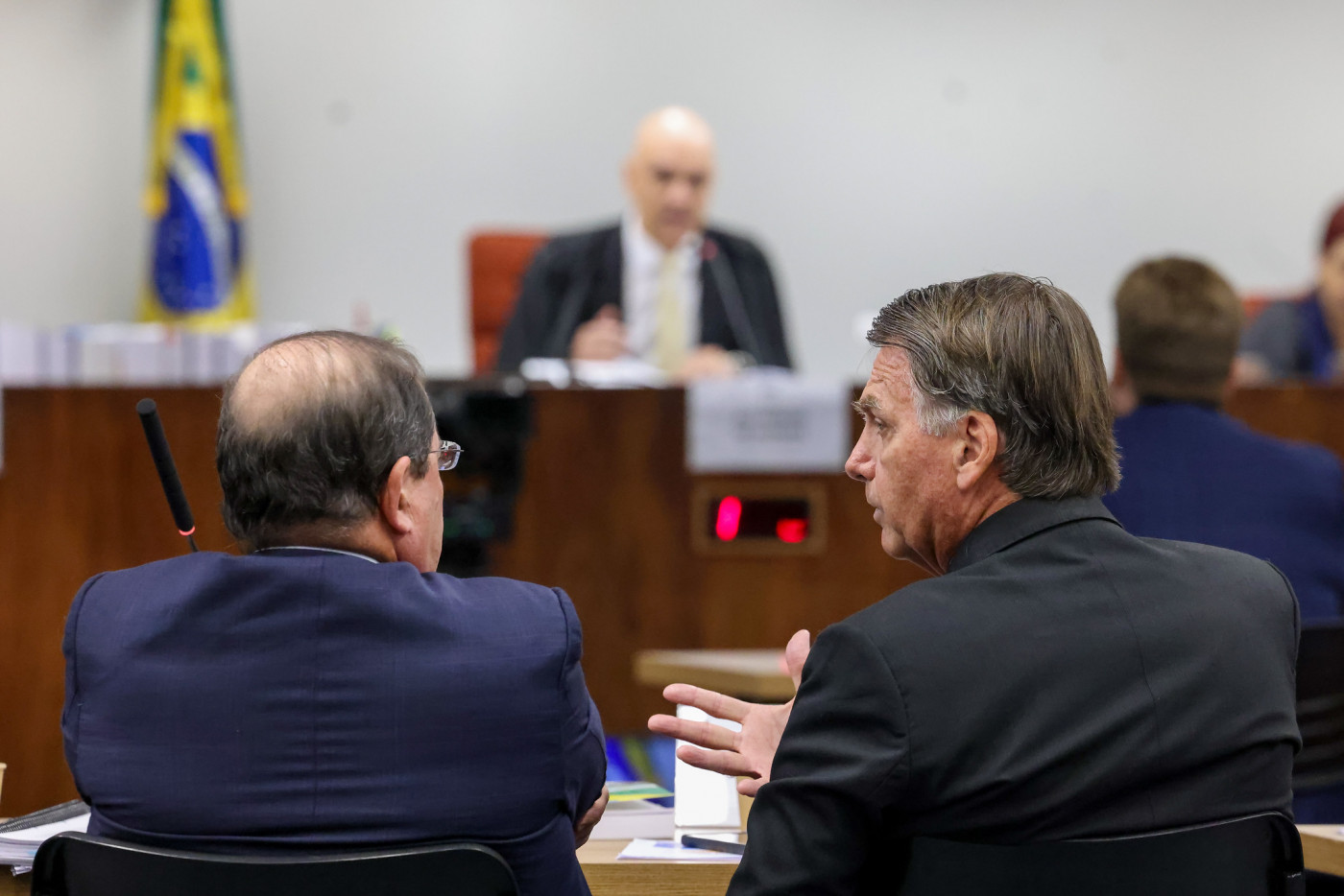 Bolsonaro sai vencedor no embate com Moraes?