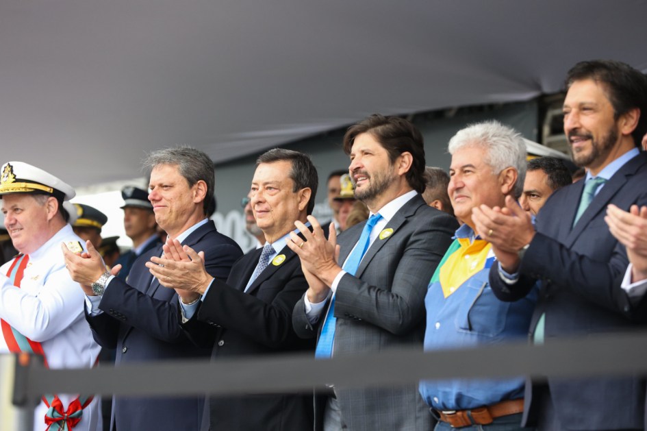 Autoridades e comandantes militares assistem ao desfile cívico-militar de 7 de Setemnbro no Anhembi