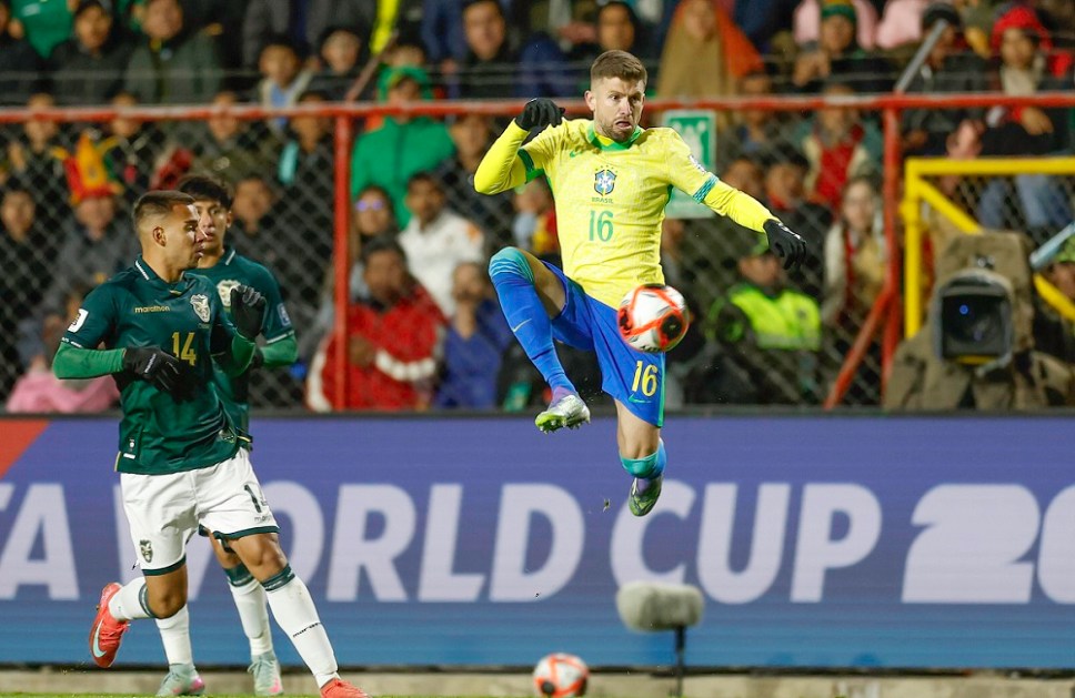 O lateral-esquerdo Caio Henrique domina a bola durante jogo contra a Bolívia, em El Alto, pelas Eliminatórias da Copa do Mundo de 2026
