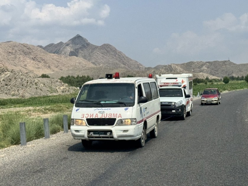 Ambulâncias transportam feridos de Kunar, em Jalalabad, capital da província de Nangarhar, Afeganistão, em 1º de setembro de 2025. Pelo menos 600 pessoas morreram e cerca de 2.000 ficaram feridas após um terremoto de magnitude 6,0 e vários tremores secundários que atingiram Nangarhar e Kunar, no leste do Afeganistão, durante a noite, informaram autoridades. (Terremoto/terremoto, Afeganistão) EFE/EPA/SAMIULLAH POPAL
