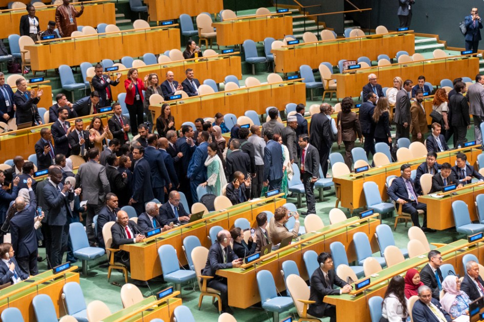 Participantes da Assembleia Geral da Organização das Nações Unidas (ONU) se levantam de seus assentos nesta sexta-feira, em Nova York