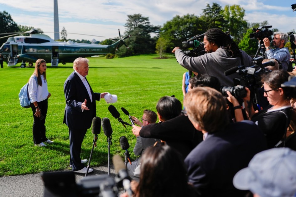 O presidente dos Estados Unidos, Donald Trump (D), e a neta Kai Trump (E), filha de Donald Trump Jr., no gramado sul da Casa Branca