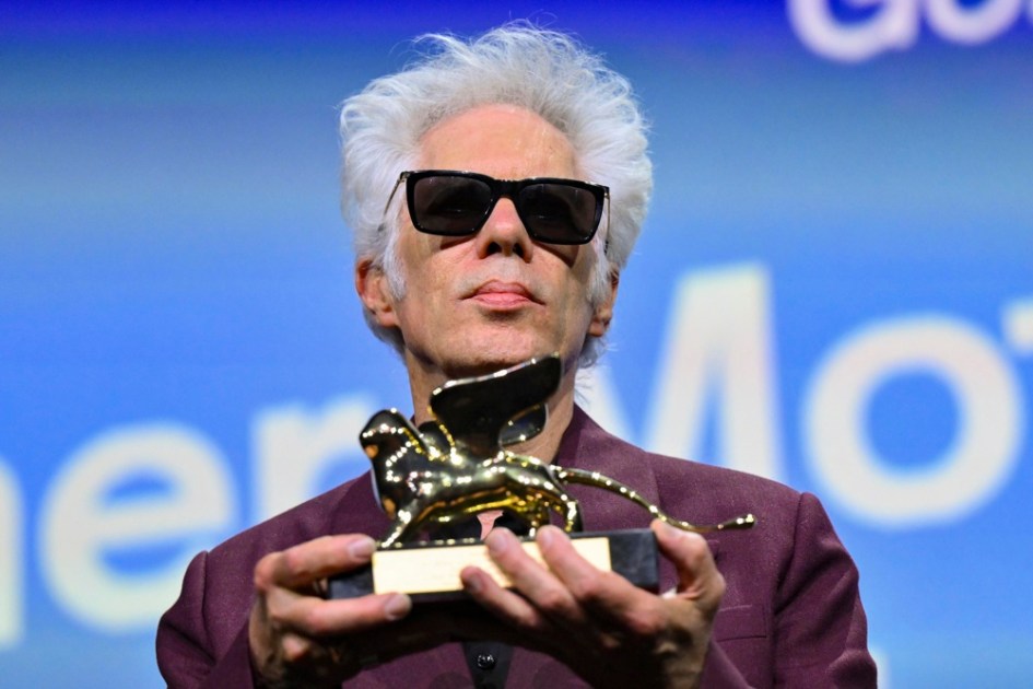 O diretor americano Jim Jarmusch posa após receber o Leão de Ouro de melhor filme por Father Mother Sister Brother durante a cerimônia de encerramento e premiação da 82ª edição do Festival Internacional de Cinema de Veneza